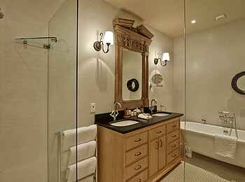 La Cle des Montagnes: Verglaste Dusche im Badezimmer der Villa La Grange La Cle des Montagnes: Verglaste Dusche im Badezimmer der Villa La Grange