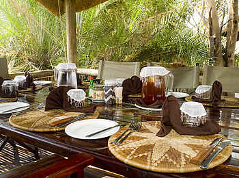 Lebala Camp: Gedeckter Tisch Lebala Camp: Gedeckter Tisch