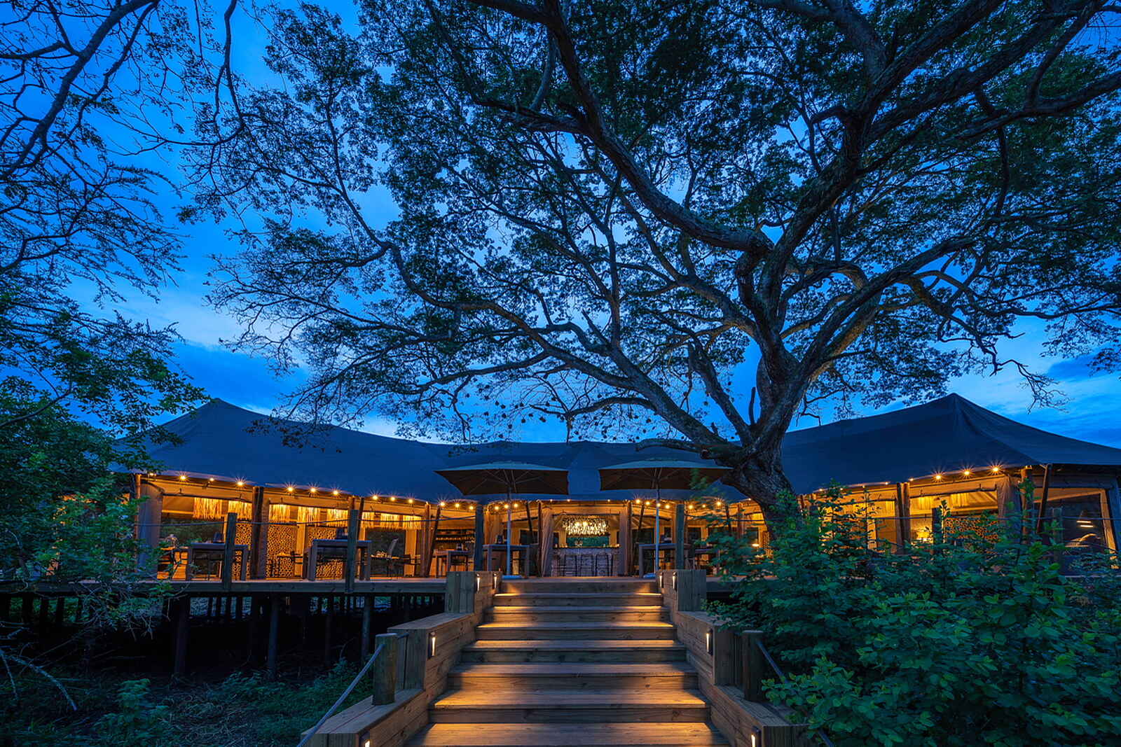 Magashi Camp: Außenansicht des Lounge- und Restaurantbereichs Magashi Camp: Außenansicht des Lounge- und Restaurantbereichs