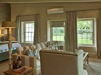 La Cle des Montagnes: Schlafbereich und gemütliche Sitzecke in der Villa La Grange La Cle des Montagnes: Schlafbereich und gemütliche Sitzecke in der Villa La Grange