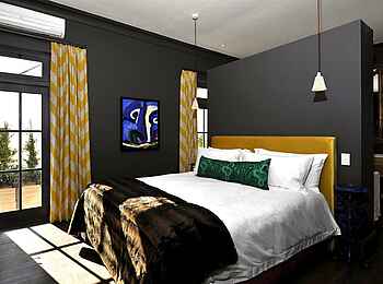 La Cle des Montagnes: Schlafzimmer mit großen Fenstern in der Villa La Galerie La Cle des Montagnes: Schlafzimmer mit großen Fenstern in der Villa La Galerie