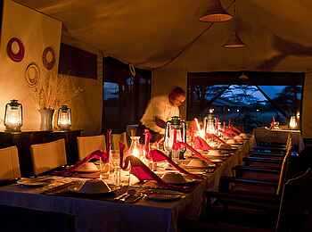 Ndutu Kati Kati Tented Camp: Gedeckter Tisch im Speisezelt Ndutu Kati Kati Tented Camp: Gedeckter Tisch im Speisezelt