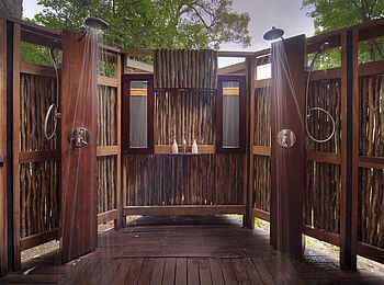 Lebala Camp: Doppleaußendusche Lebala Camp: Doppleaußendusche