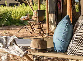 Legendary Nyasi Tented Camp: Veranda des Gästezelts Legendary Nyasi Tented Camp: Veranda des Gästezelts