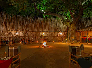 MalaMala Camp: Boma bei Nacht MalaMala Camp: Boma bei Nacht