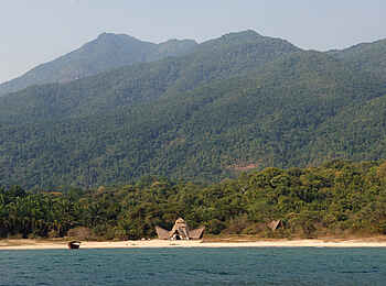 Greystoke Mahale: Das Camp vom See aus Greystoke Mahale: Das Camp vom See aus