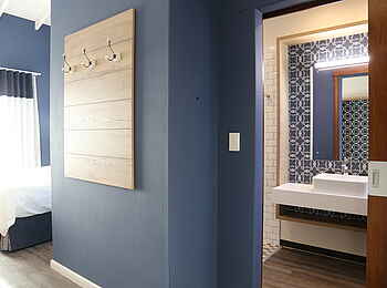 Namib Guesthouse: Luxuszimmer mit angrenzendem Badezimmer Namib Guesthouse: Luxuszimmer mit angrenzendem Badezimmer