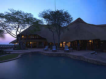 Chilo Gorge Safari Lodge: Blick über den Pool zur Lodge Chilo Gorge Safari Lodge: Blick über den Pool zur Lodge