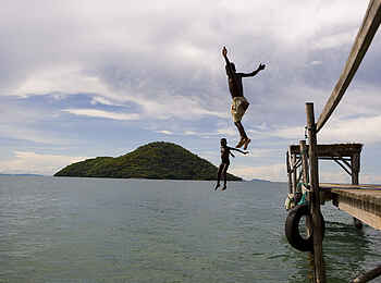 Mumbo Island Camp: Sprung vom Steg Mumbo Island Camp: Sprung vom Steg