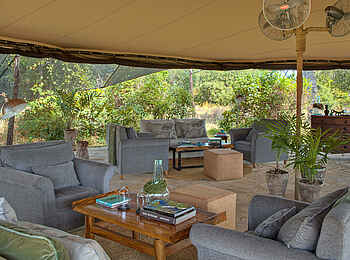 Roho ya Selous Camp: Blick in die Lounge Roho ya Selous Camp: Blick in die Lounge