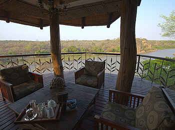 Chilo Gorge Safari Lodge: Deck der Lounge Chilo Gorge Safari Lodge: Deck der Lounge