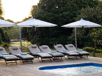 Muzimu Lodge: Liegen am Pool Muzimu Lodge: Liegen am Pool