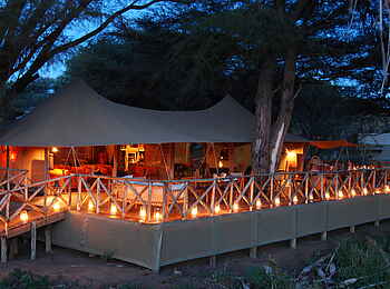 Elephant Bedroom Camp: Hauptzelt bei Nacht Elephant Bedroom Camp: Hauptzelt bei Nacht