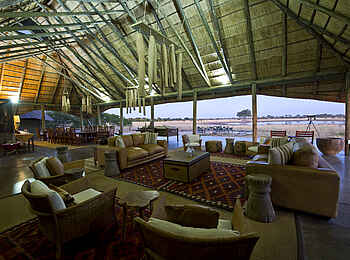 Camp Hwange: Im Inneren des Hauptgebäudes Camp Hwange: Im Inneren des Hauptgebäudes