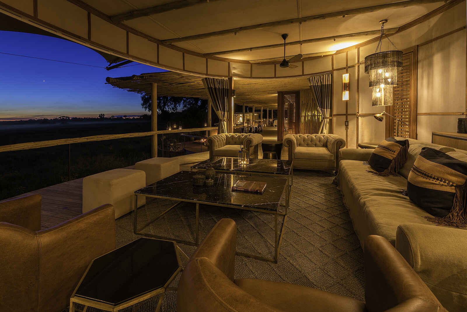 Mombo Camp: Aufenthaltsbereich mit Ausblick bei Nacht Mombo Camp: Aufenthaltsbereich mit Ausblick bei Nacht