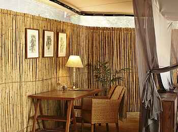 Roho ya Selous Camp: Schreibtisch im Gästezelt Roho ya Selous Camp: Schreibtisch im Gästezelt