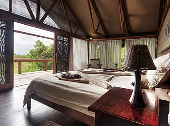 Lebala Camp: Bett mit Blick zur privaten Veranda Lebala Camp: Bett mit Blick zur privaten Veranda