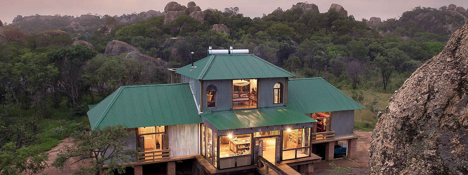 Khayelitshe House: Außenansicht in der Dämmerung Khayelitshe House: Außenansicht in der Dämmerung