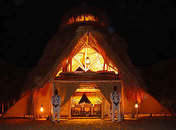 Greystoke Mahale: Haupthaus am Abend Greystoke Mahale: Haupthaus am Abend