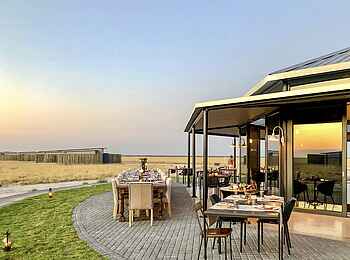 Etosha King Nehale: Die Restaurant Terrasse Etosha King Nehale: Die Restaurant Terrasse