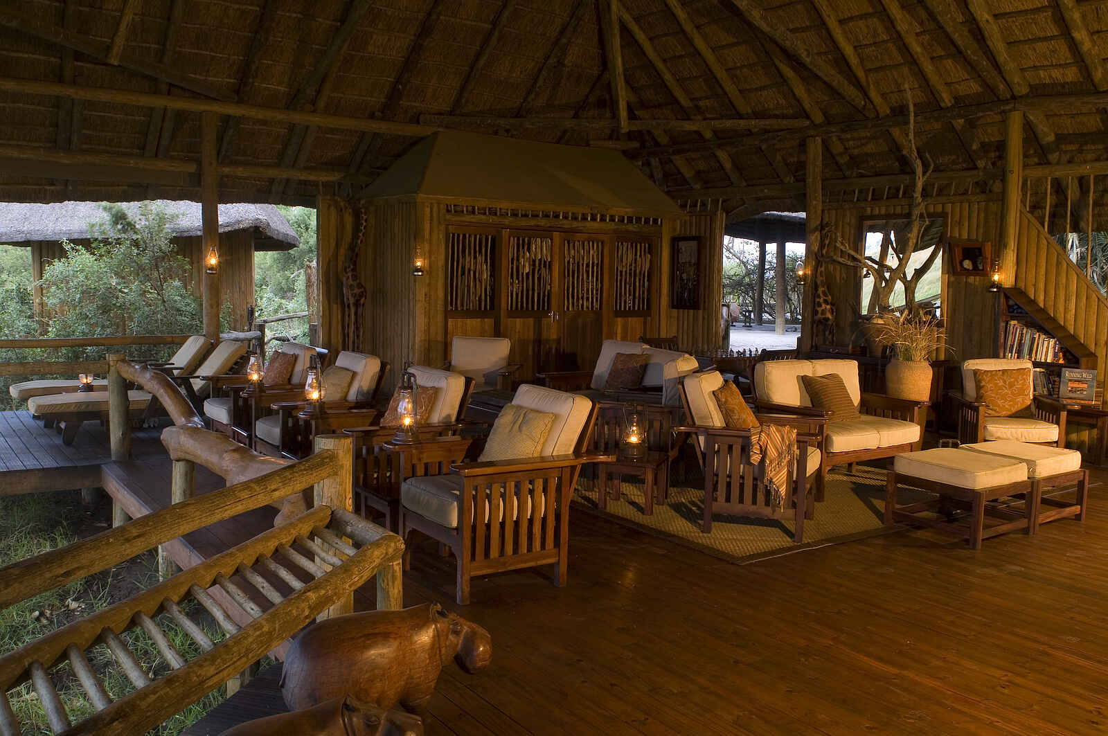 Lebala Camp: Sitzgruppen in der Lounge Lebala Camp: Sitzgruppen in der Lounge