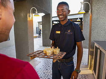 Etosha King Nehale: Herzlicher Empfang bei der Ankunft Etosha King Nehale: Herzlicher Empfang bei der Ankunft