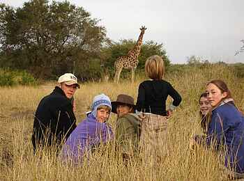 MalaMala Camp: Kinder beobachten eine Giraffe MalaMala Camp: Kinder beobachten eine Giraffe