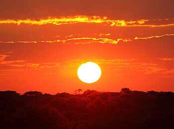 Dinaka Lodge: Sonnenuntergang in der Kalahari Dinaka Lodge: Sonnenuntergang in der Kalahari