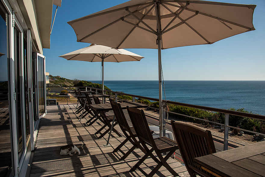 Whalesong Lodge: Terrasse mit weitem Blick auf das Meer Whalesong Lodge: Terrasse mit weitem Blick auf das Meer