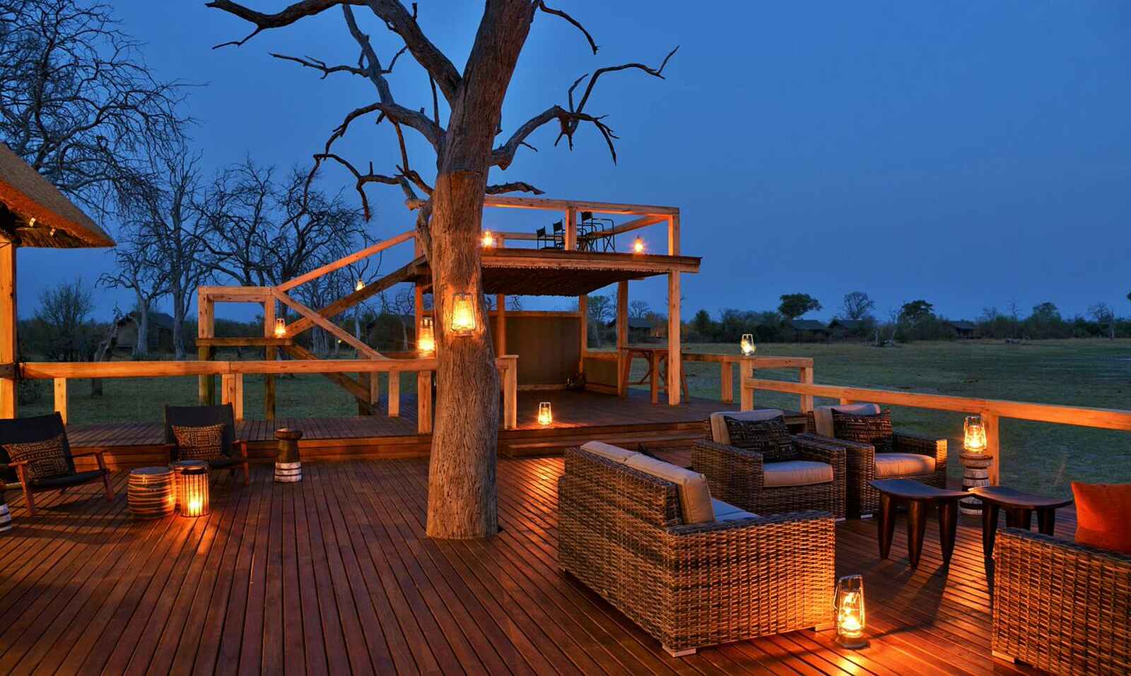 Nogatsaa Pans Lodge: Deck und Beobachtungsplattform Nogatsaa Pans Lodge: Deck und Beobachtungsplattform