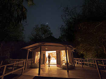 Muzimu Lodge: Eine Gästeunterkunft bei Nacht Muzimu Lodge: Eine Gästeunterkunft bei Nacht