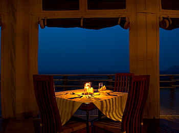 Kubu Kubu Tented Camp: Essen bei Kerzenschein Kubu Kubu Tented Camp: Essen bei Kerzenschein