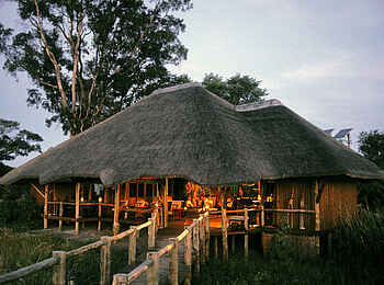 Lebala Camp: Brücke zur Lounge Lebala Camp: Brücke zur Lounge