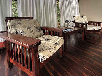 Lebala Camp: Sessel im Gästechalet Lebala Camp: Sessel im Gästechalet