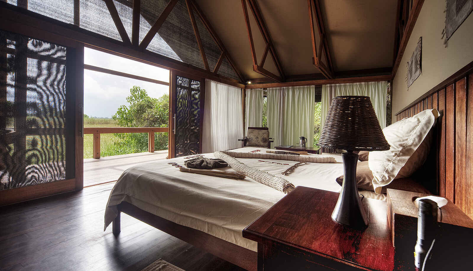 Lebala Camp: Bett mit Blick zur privaten Veranda Lebala Camp: Bett mit Blick zur privaten Veranda