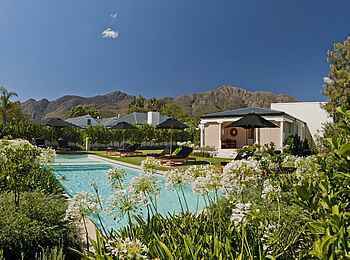 La Cle des Montagnes: Seitlicher Blick auf den Pool der Villa Le Colonial La Cle des Montagnes: Seitlicher Blick auf den Pool der Villa Le Colonial