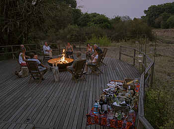 Muzimu Lodge: Feuerschale am Abend Muzimu Lodge: Feuerschale am Abend