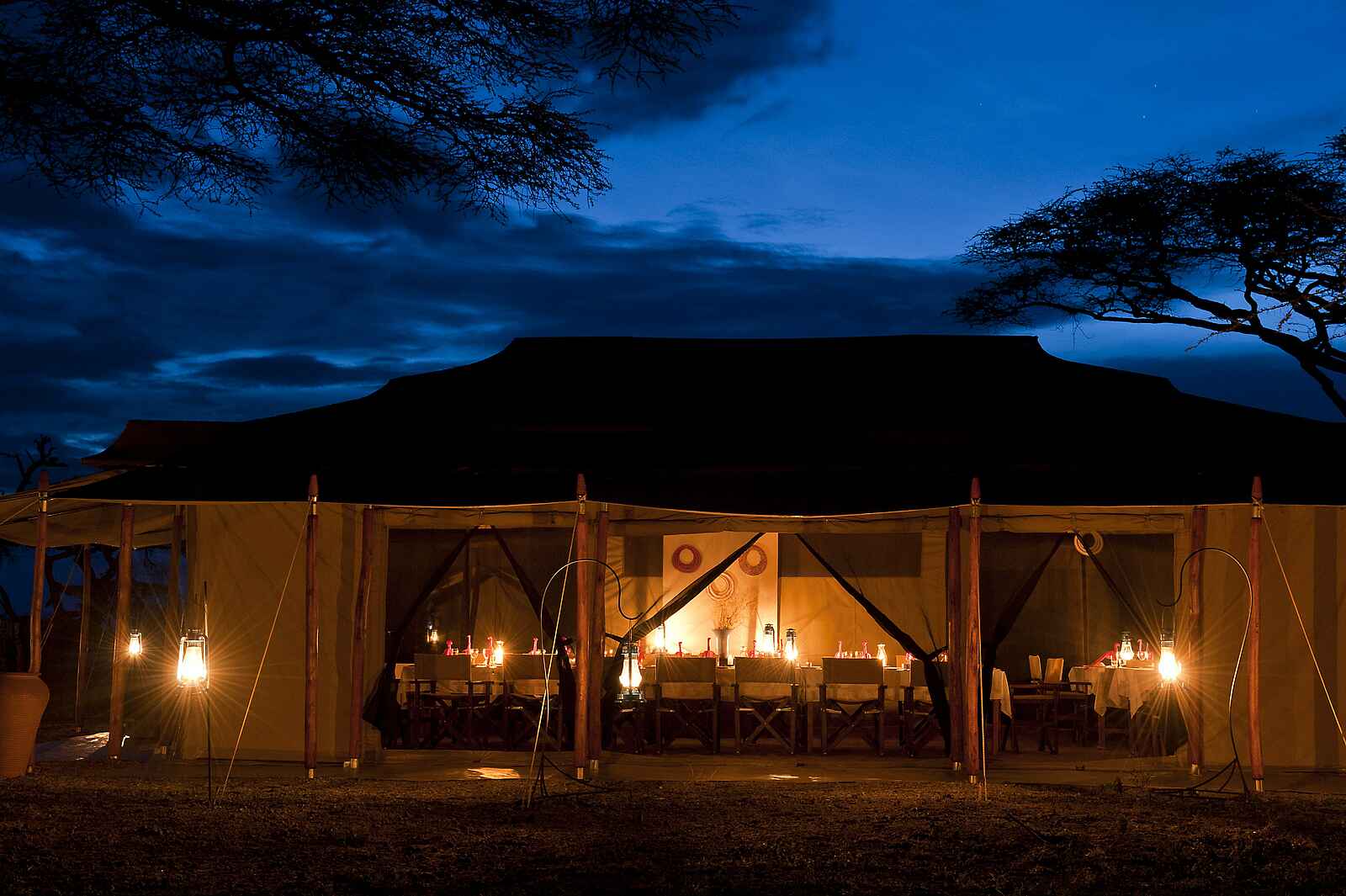 Ndutu Kati Kati Tented Camp: Nachtsicht auf das Speisezelt Ndutu Kati Kati Tented Camp: Nachtsicht auf das Speisezelt