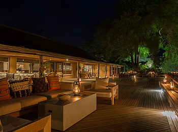 MalaMala Camp: Terrasse bie Nacht im Weitwinkel MalaMala Camp: Terrasse bie Nacht im Weitwinkel