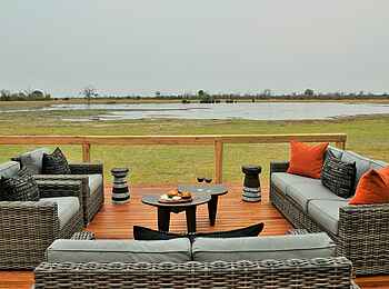 Nogatsaa Pans Lodge: Blick vom Deck zur Pfanne Nogatsaa Pans Lodge: Blick vom Deck zur Pfanne