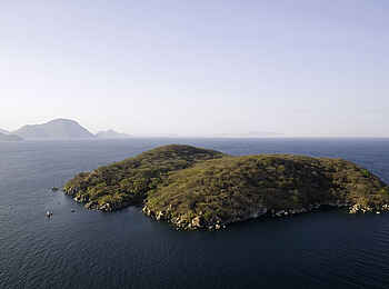 Mumbo Island: Blick über die Insel zu den Bergen Mumbo Island: Blick über die Insel zu den Bergen