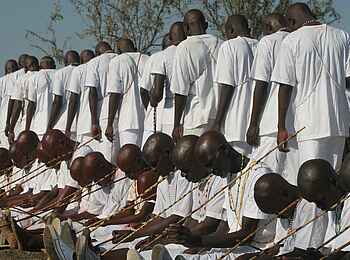 Chilo Gorge Safari Lodge: Männer beim Ngomeni-Ritus Chilo Gorge Safari Lodge: Männer beim Ngomeni-Ritus