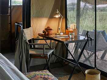 Legendary Nyasi Tented Camp: Schreibtisch Legendary Nyasi Tented Camp: Schreibtisch