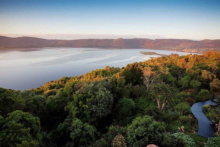 Kanonkop House: Das bewaldete Lagunenufer Kanonkop House: Das bewaldete Lagunenufer