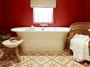 La Cle des Montagnes: Badewanne in der Villa Le Colonial La Cle des Montagnes: Badewanne in der Villa Le Colonial