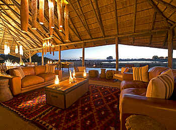 Camp Hwange: Main Lounge am Abend Camp Hwange: Main Lounge am Abend