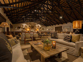 MalaMala Camp: Lounge in der Abendstimmung MalaMala Camp: Lounge in der Abendstimmung