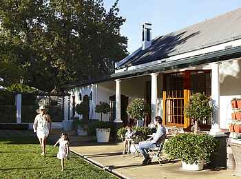 La Cle des Montagnes: Spaß im Garten in der Villa Le Manoir La Cle des Montagnes: Spaß im Garten in der Villa Le Manoir