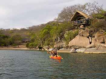Mumbo Island Camp: Kayakfahrer vor einem Gästezelt Mumbo Island Camp: Kayakfahrer vor einem Gästezelt