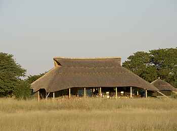 Camp Hwange: Die Main Area vom Wasserloch aus Camp Hwange: Die Main Area vom Wasserloch aus